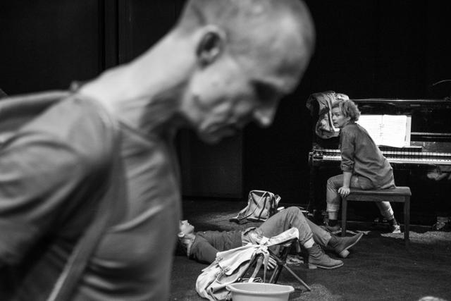 Dags för premiär på ”Falla ur tiden”